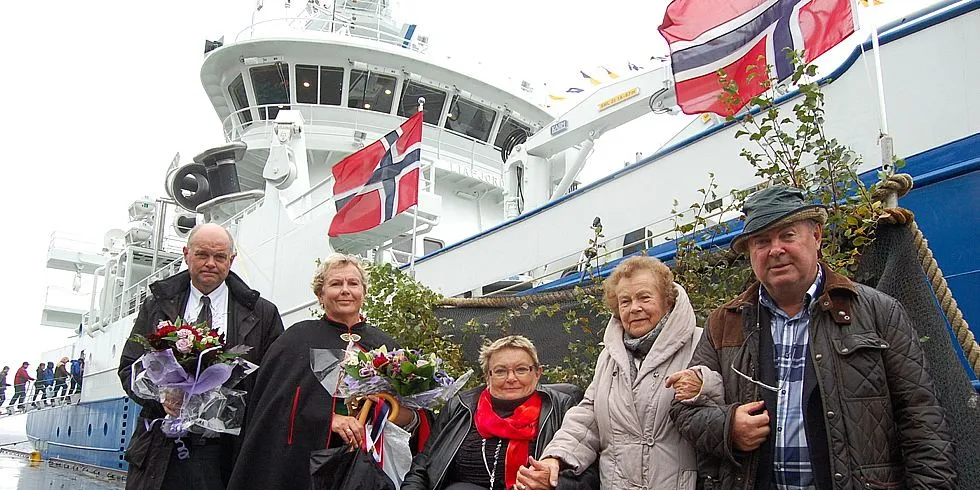 Alle søskene og mor Gudrund (91) var samla då den nye «Liafjord» vart døypt. F.v. Lars Olav Lie, gudmor Rannveig Johnstad, Gerd Lie, Mor Gudrun Lie og Peder Lie. Yngste søn Geir Ole Lie er ikke med på bildet. Foto: Nils Torsvik.