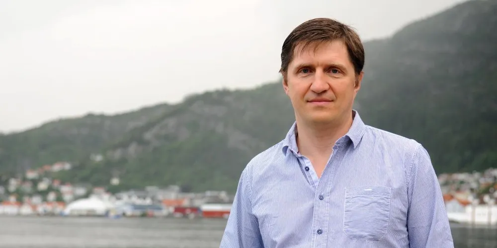 - Vår jobb er å ta på oss risiko for oppdretteren. Vi kjøper fisk og betaler til oppdretteren, og da ligger det naturlig en stor risiko på oss, sier Alexandre Leonchanka, daglig leder og medeier i eksportfirmaet Ice Seafood. Foto: Kjersti Kvile