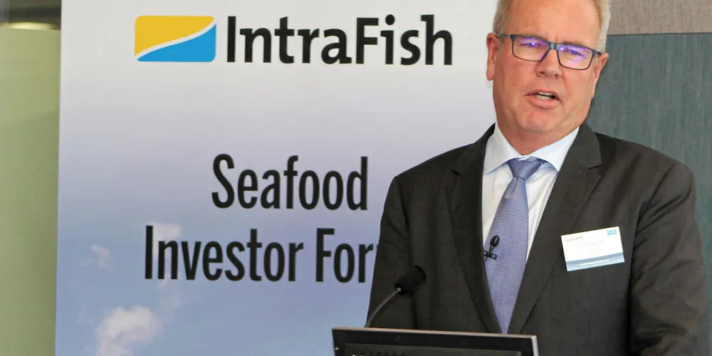 FORTSETTER: Siden 2009 har Ole-Eirik Lerøy vært i Mowi-styret. Det fortsetter han med. Her ser vi Ole-Eirik Lerøy i aksjon på IntraFish sitt London Investor Forum i 2017.