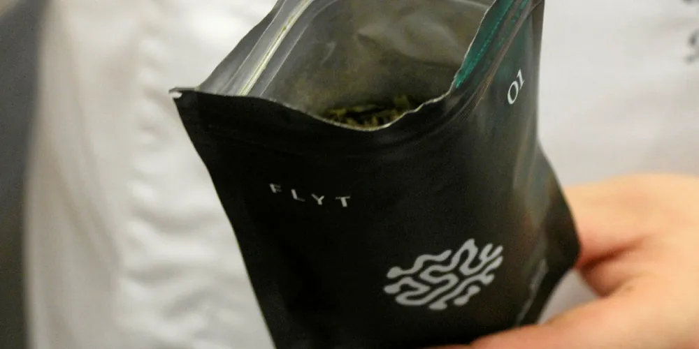 Flak med tørket sukkertare kan med stor fordel erstatte salt i mat, mener Austevoll Seaweed. NÅ har de fått designpris.
