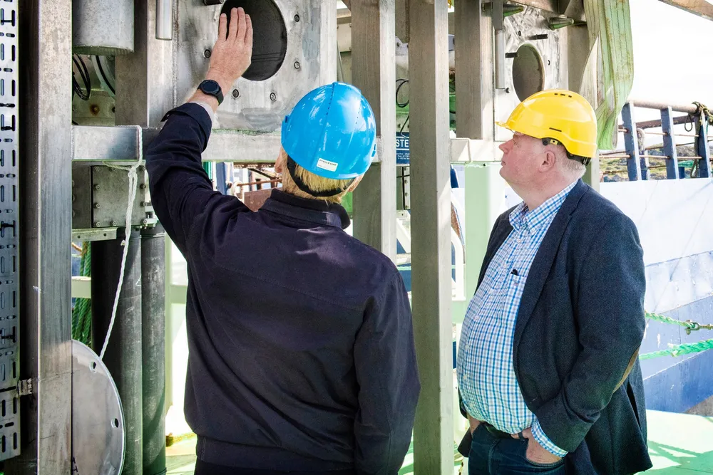 Arne Geirulv (t.h.) eier settefiskanleggene som nå mister forsikringen sin fra If.