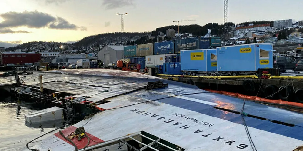 RUSSISK: Tråleren «Bukhta Naezdnik» tilhører rederiet Norebo og har hjemmehavn Murmansk. Den blir nå fjernet fra Breivika i Tromsø etter storbrannen i september.
