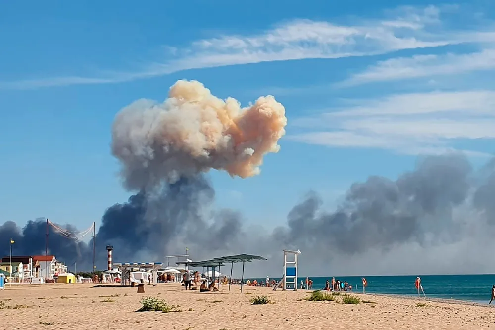 Deler av flyflåten på den russiske Sakhi-basen på Krim ble nylig effektivt ødelagt. Hvordan vet ingen, skriver artikkelforfatteren. Røyk kan ses fra stranden ved Sakhi etter eksplosjonen.