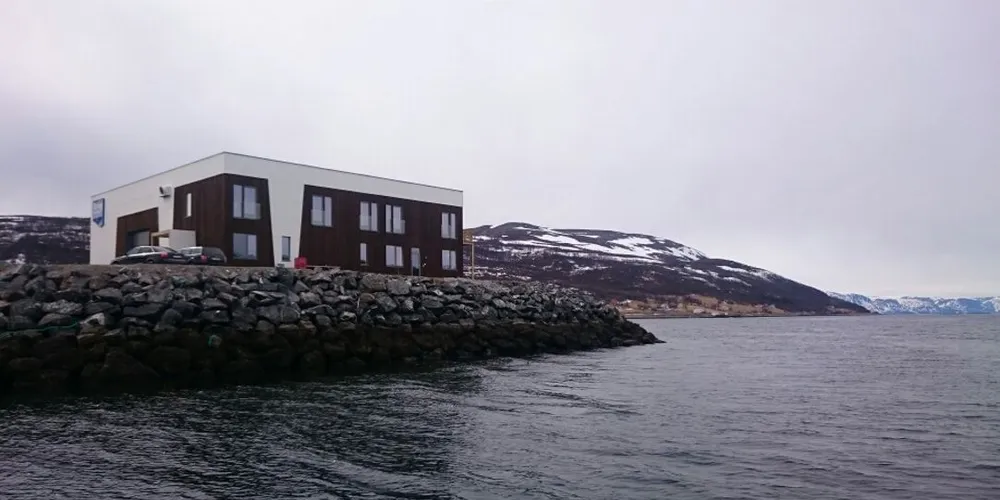 Ut mot Altafjorden ligger det splitter nye driftsanlegget til Grieg Seafood AS som åpner 22. juni. Foto: Willy Johansen/Privat