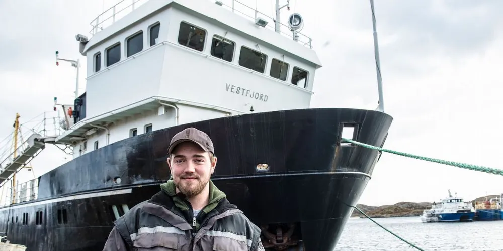 Daglig leder Karl Ove Eines i Pure Shipping med rederiets nye avluserbåt. Pressefoto.
