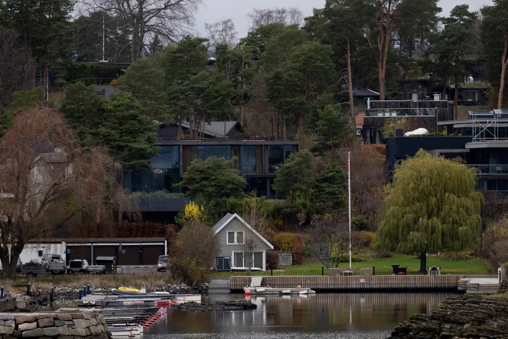 I 2018 startet investor Odd Johnny Winge prosessen med bygging av luksusboligen (midt i bildet) på sydsiden av Bygdøy etter å ha kjøpt tre tomter i nabolaget. Nå har Winge flyttet til Sveits og overlater den nylig ferdigstilte villaen til sin fraseparerte kone.
