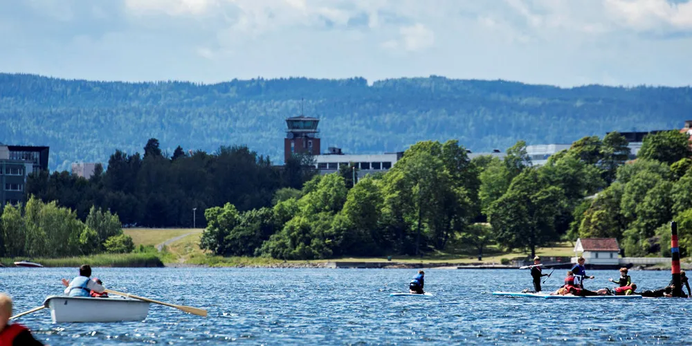 SOMMERKOS: Mange koser seg i båt om sommeren, noen fortøyer ikke båten skikkelig etterpå og det skaper både problemer og redningsaksjoner dersom båten driver av gårde og den ikke er merket med eieren navn og telefonnummer.