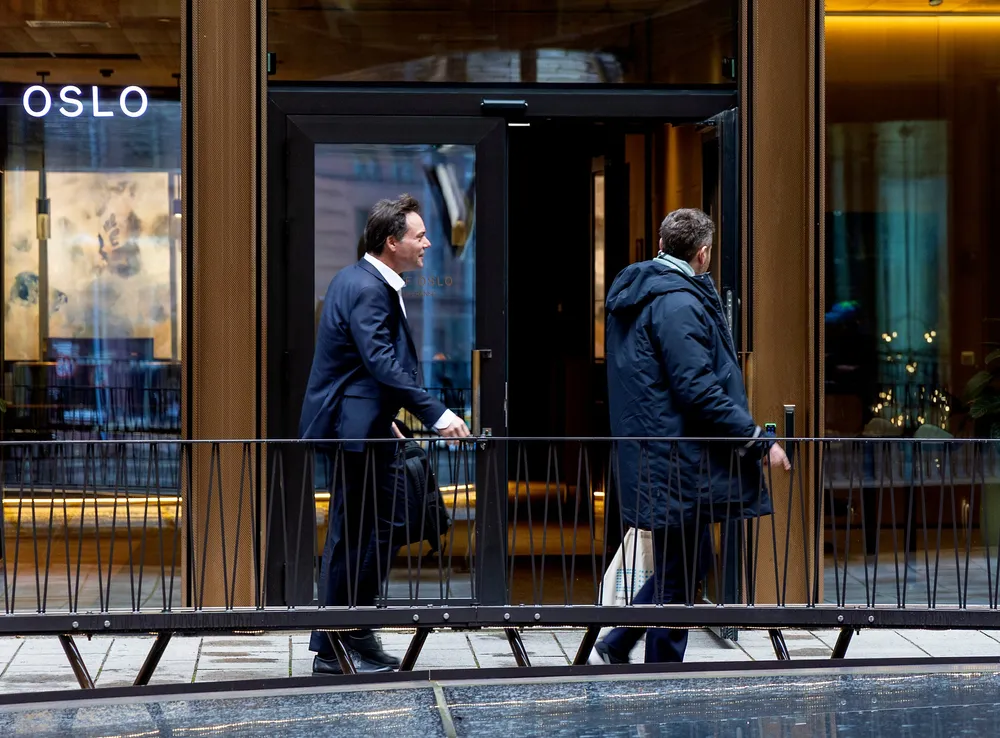 Investorkontakt Thomas Larsen leder an og konsernsjef Vegard Wollan halser etter blant kontorbyggene i Vika på vei til investormøte hos ABG Sundal Collier.