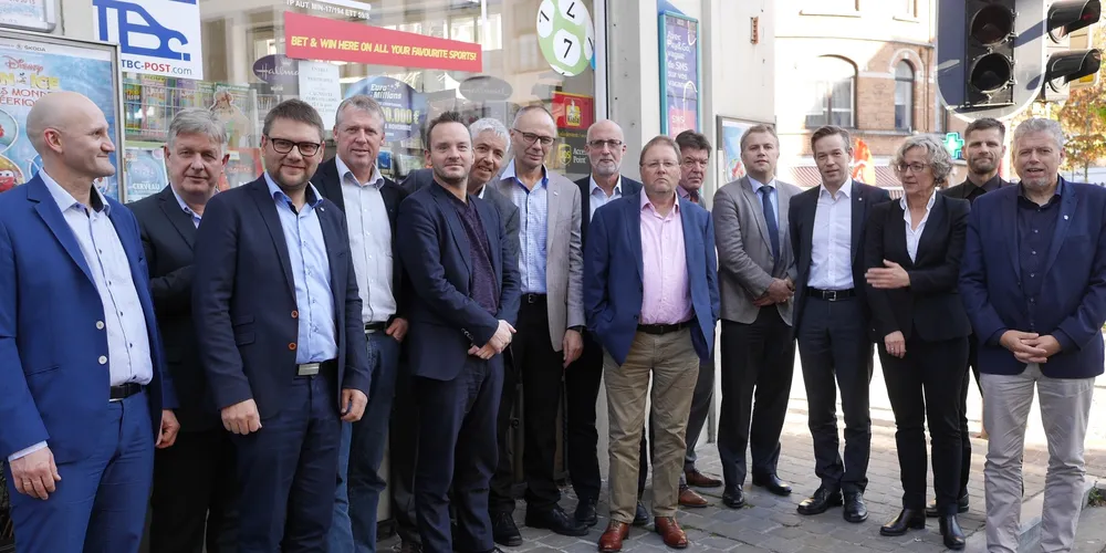 Sjømatalliansen samlet et sterkt lag fra sjømatnæringen i forbindelse med sin samling i Brussel. Fra venstre ser vi Asbjørn Warvik Rørtveit (Norges Sjømatråd), Geir Andreassen (FHF), Jonny Berfjord (Fiskebåt), Audun Maråk (Fiskebåt), Geir Ove Ystmark (Sjømat Norge), Sveinung Flem (SUROFI), Kjell Ingebrigtsen (Norges Fiskarlag), Trygve Myrvang (Norges Råfisklag), Trond Davidsen (Sjømat Norge), Svein Reppe (NSL), Paul Oma (Norges Sildesalgslag), Torkel Thorsen (NHO), Kristin Alnes (Sjømat Norge), Øystein Valanes (Norges Sjømatråd) og Otto Gregussen (Norges Fiskarlag). (Foto: Roald Gulbrandsen)