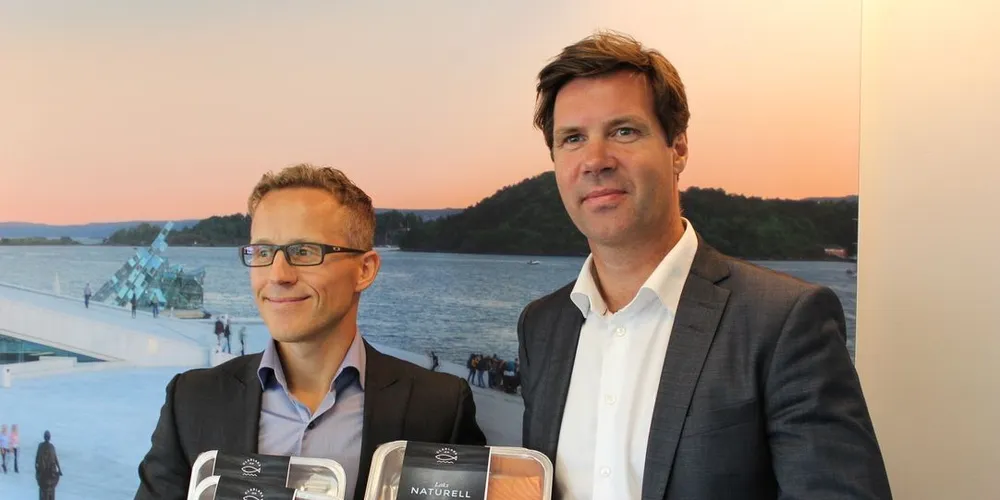 Vidar Olsen (t.v.) og Henning Beltestad under lanseringen av Gladlaks i august. Nå får Lerøy Seafood og NorgesGruppen kritikk fra Forbrukerrådet for markedsføringen av produktet.