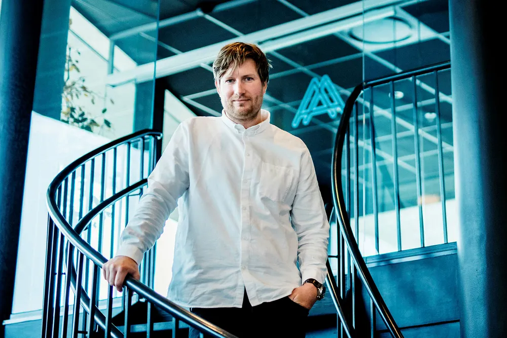 – Det er ikke mulig å drive en restaurant i verdensklasse og ha som målsetning at man skal tjene seg rik, sier Esben Holmboe Bang, kjøkkensjef på Maaemo.