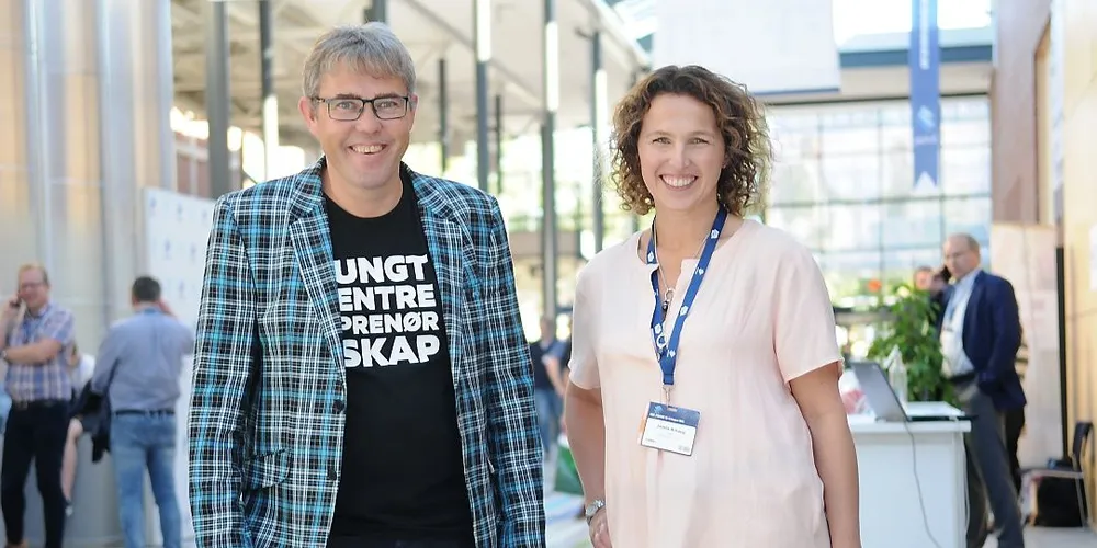 Helge Gjørven, pedagogisk leder i Ungt Entreprenørskap, og Janita Arhaug, leder i Sett Sjøbein, er blitt lykkelig tvangskoblet og gleder seg til høsten. Foto: Kjersti Kvile