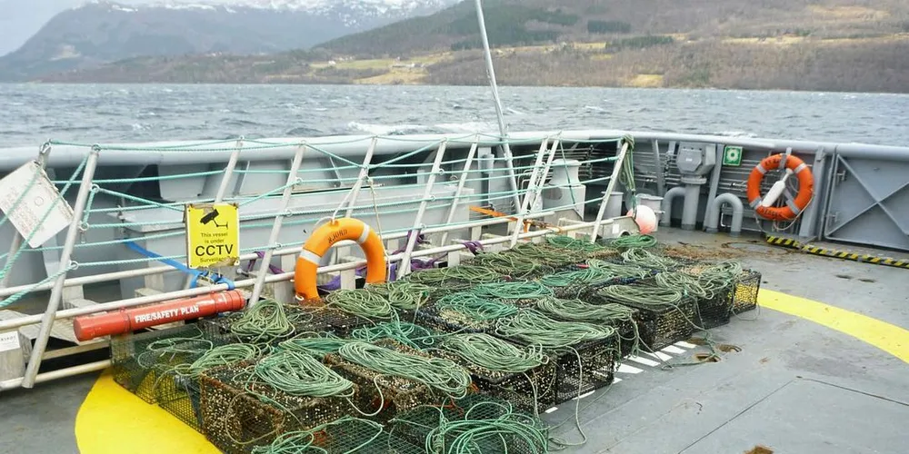 Her er noen av de 49 teinene Kystvakten beslagla i samarbeid med Fiskeridirektoratet og Politiet i slutten av april.Foto: Kystvakten/Twitter