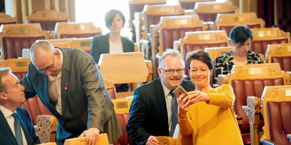Stortinget har bedt fiskeriminister Per Sandberg (Frp) om å endre kvoteinstruksen. Her tar han selfi med Line Henriette Hjemdal (KrF), som sammen med flertallet i næringskomiteen, har vendt tommelen ned for en rekke forslag fra Sandberg den siste tiden.Foto: Mikaela Berg/DN