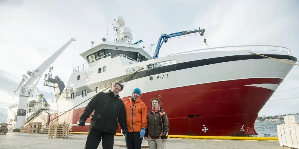 Tre av forskerne som har jobbet med å utvikle den nye standarden, Petter Olsen, Kathryn Donnelly og Kine Mari Karlsen, besøker frysetråleren «Hermes». Foto: Lars-Åke Andersen.