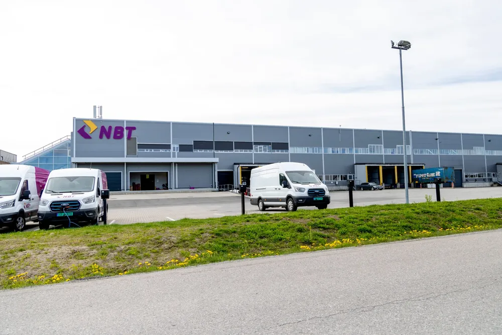 Kommuneeide Norsk Bibliotektransport (NBT) har gått tungt inn i næringseiendom som denne nybygde logistikkmaskinen på Kløfta. Nå har selskapet overkapasitet og er i likviditetskrise.