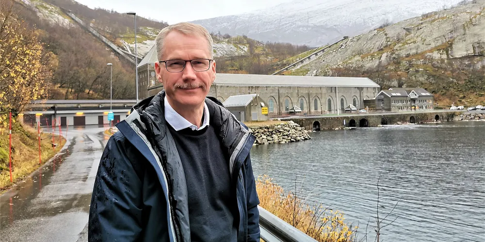 Christian Torset, andrekandidat til Stortinget for Nordland SV. Her ved Glomfjord kraftstasjon.