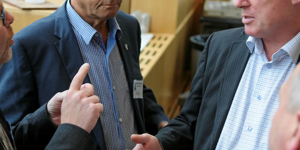 UENIGE: Roger Hansen, som er styreleder i Fiskarlaget Nord, er ofte uenig og står i en rekke saker i opposisjon til interessene som Fiskebåt-direktør Audun Maråk representerer. Her bivånet av tidligere fiskarlagsleder Reidar Nilsen (midten).