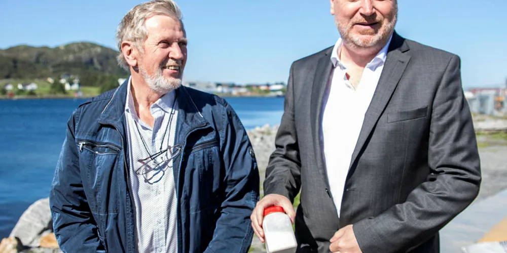 FORNØYDE: Nils Hallvard Molnes (t.h) og Nils Kåre Gjøsund i Vigra-selskapet Fish Group of Norway har fått utdelt krillkonsesjon. I hånden har han en boks som inneholder krillmel. Nå skal det bygges både fabrikk og ny båt.
