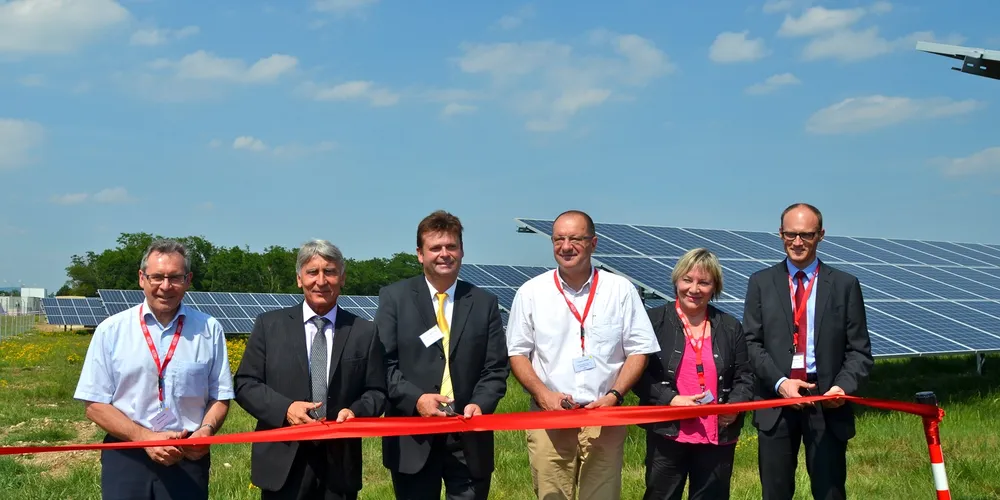 DuPont and local officials at Cerny PV facility.