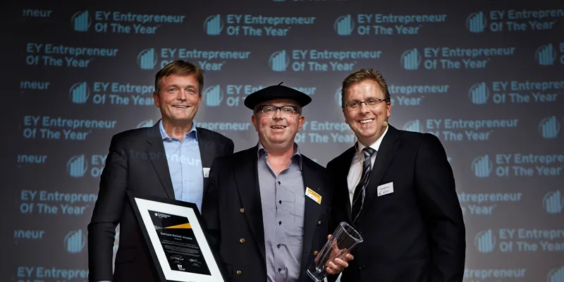 F.v. Ole Hope (prisutdeler), Gerhard Meidell Alsaker (regionsvinner i Vest) og Fredrik Gabrielsen (partner i EY)