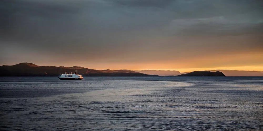 Finnmarks vakre kyst. Hurtigruteskipet "Spidsbergen" passerer i horisonten.Foto: Per Thrana, DN.