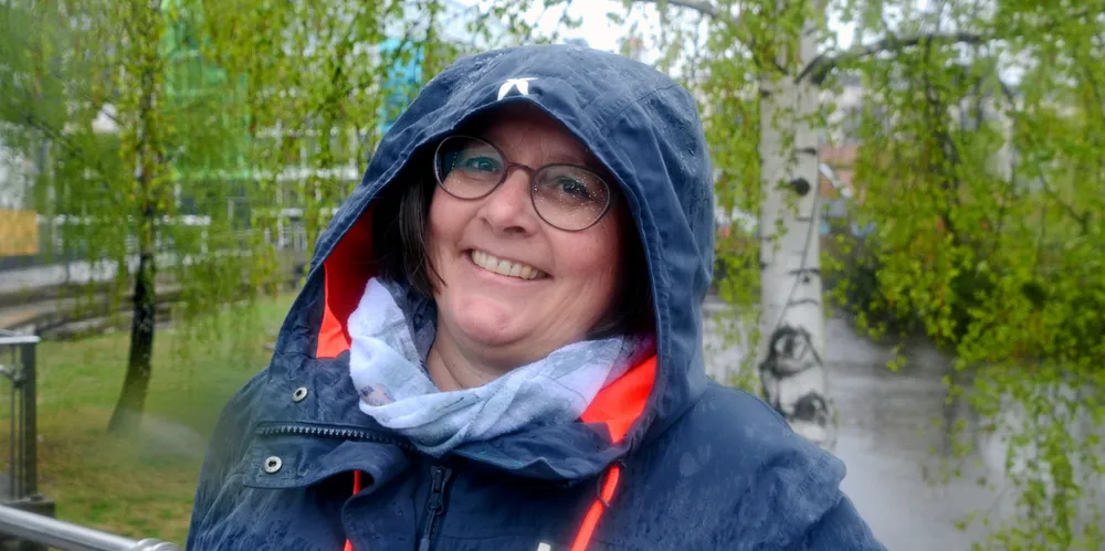 Det bøttet ned da Europower møtte Hilde Bakken, Statkrafts sjef for produksjon. – Det er ikke noe problem, i Statkraft er vi ikke redde for regn, sier hun.