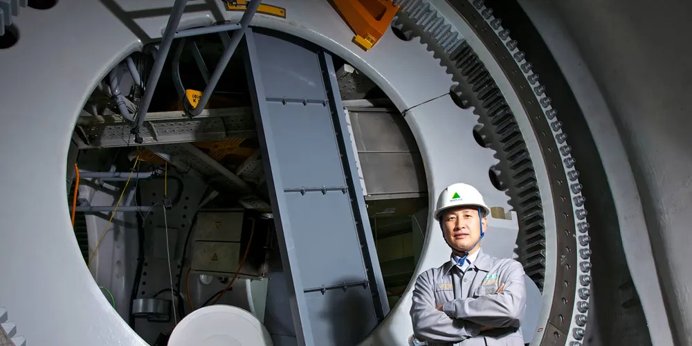 A Hyundai engineer with the 5.5MW prototype nacelle