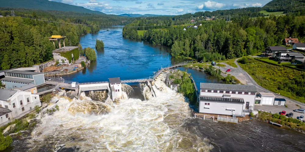 Det har vært svært stort press på elvekraftverkene i kjølvannet av flommen. Bildet er fra Hellefoss kraftverk i Viken, som ligger i NO1. Litt lenger vest får produsentene nesten fire ganger så godt betalt for det samme vannet.