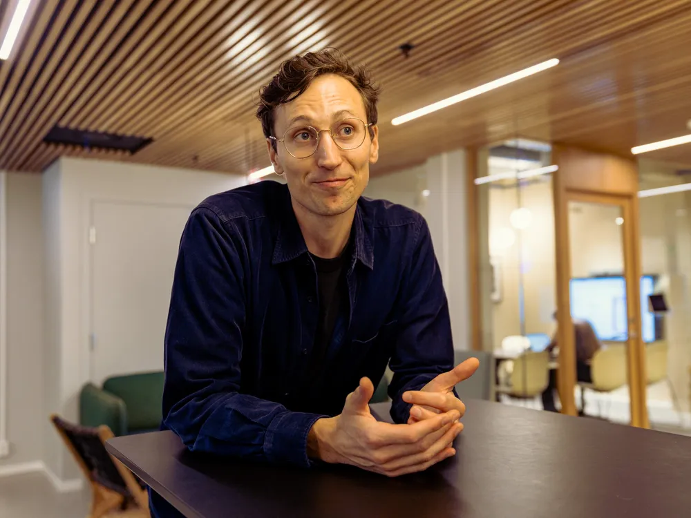 Fagsjef i tankesmien Langsikt, Aksel Braanen Sterri, ser muligheter for nyutdannede, selv om KI tar over stadig flere oppgaver.