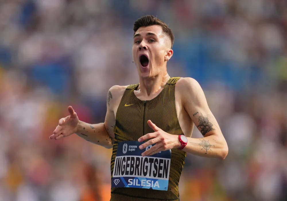 Jakob Ingebrigtsen (25) feirer i Polen i august i fjor etter å ha senket verdensrekorden med over tre sekunder på 3000 meter.