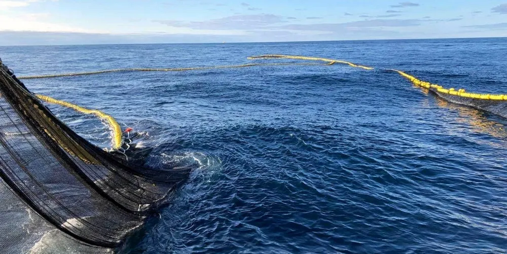Stille hav og mye makrell. Bodø-snurperen «Senior» med stort makrellkast på 990 tonn i Smutthavet for noen dager siden.