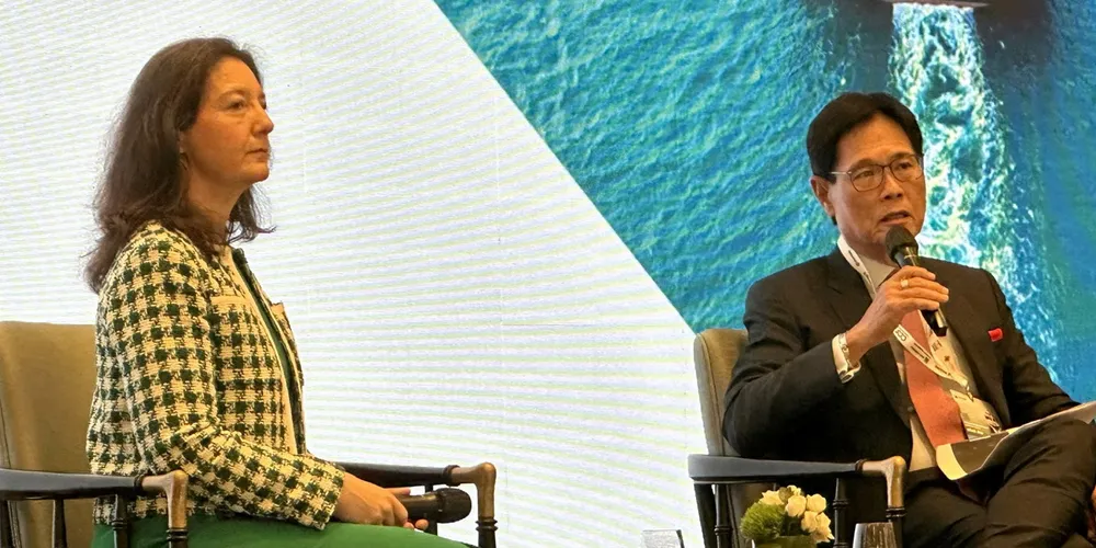 Shell’s Karrie Trauth (left) and Mick Aw, board member of Moore Global, discuss shipping decarbonisation.