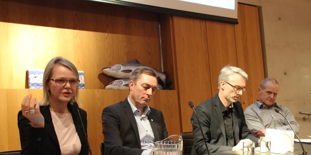 DEBATT: Journalist Kjersti Sandvik; Frank Bakke Jensen, fiskeripolitisk talsmann i Høyre; Are Kvistad, kommunikasjonsdirektør i Sjømat Norge;, og Erik Sterud, fagsjef i Norske fiskeelver møtes til debatt om oppdrettsnæringen i Gyldendals lokaler i Oslo.