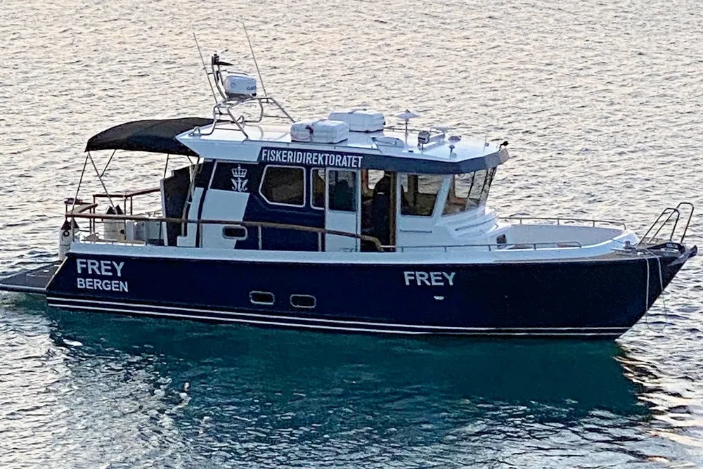 Fiskeridirektoratets sjøtjenestes båt «Frey» kontroller nå årets leppefiske.