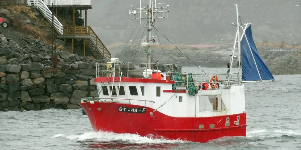 SNART FERDIG: Even Johansen om bord på ”Kya” avslutter i disse dager vintersesongen i Finnmark. Tidligere i vinter fisket han for Henningsvær (bildet), og framover mot sommeren blir det hyselinefiske helt i nord. Foto: Jon Eirik Olsen