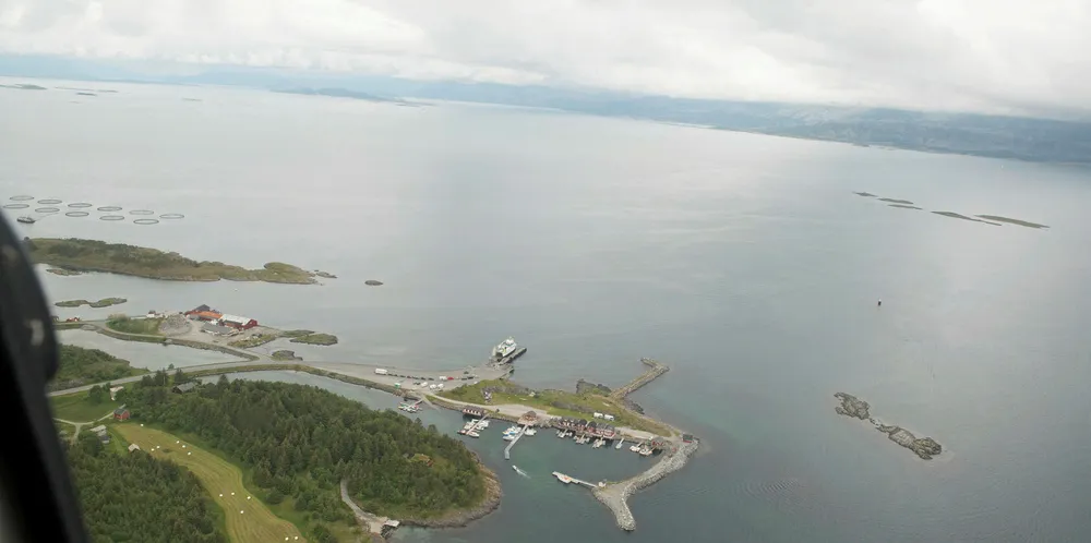 UNDER VURDERING: Miljødirektoratet vurderer å trekke tilbake Mowis tillatelse til fiskeoppdrett på Rørskjæran i Vega verdensarvområde fordi konsekvensene ikke er godt nok utredet. Det til tross for at klagene er innkommet for sent.