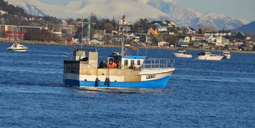 Jan-Audun Wiik ute for å sette teiner med sjarken «Marie» ved Slinningen i Ålesund.