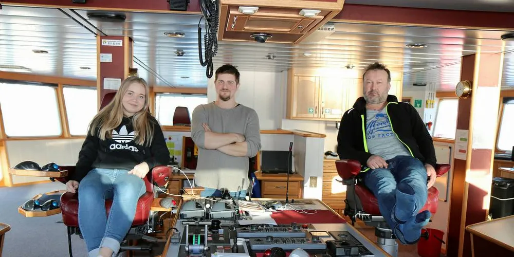 I skipperstolen: 14 år gamle Iselin Myrstad har ønsket seg om bord på fiskebåt så lenge hun kan huske. Nå er hun endelig på loddefiske med pappa Vegar Myrstad og bestefar Geir Ove Åker.Foto: Jørn Mikael Hagen