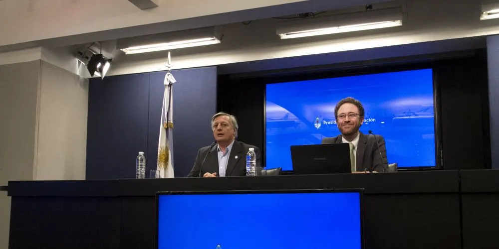 Energy Minister Juan Aranguren (left) and Renewable Energy Secretary Sebastián Kind discuss tender results