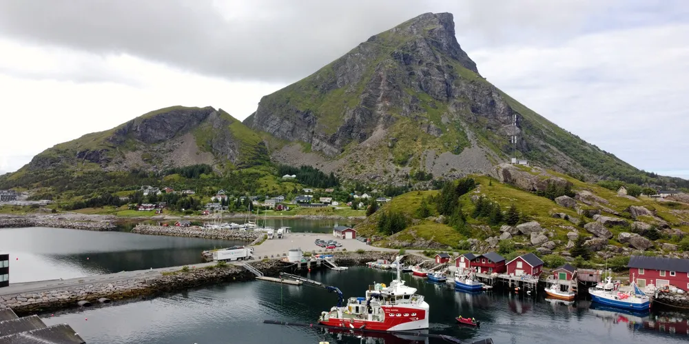 Det skapes gull i havet, som her på lakseøya Lovund på Helgeland. Beslutninger i Brussel kan få konsekvenser for framtidige investeringer i havbruk.