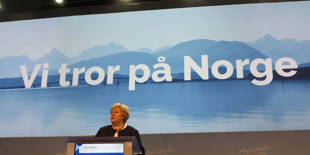 SJØ OG FJELL: Erna Solberg viste frem et Norge med sjø og fjell, men var mest opptatt av å fortelle at landet trenger endringer og omstilling, der flest mulig å inkluderes. Foto: Nils Torsvik