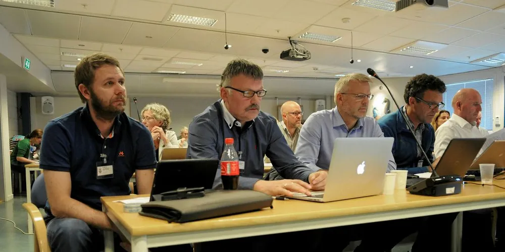 HÅPER PÅ FISKE: – Vi håper vi kan finne en løsning på et senere møte. Vi synes dette var vel dramatisk, sa fisker Roar Benjaminson (t.v.). Her på Fiskarlagsbenken på årens reguleringsmøte.Foto: Kjersti Kvile/Fiskeribladet