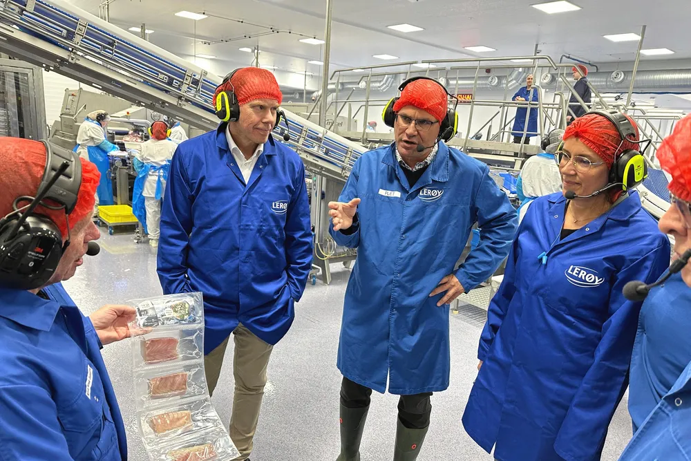Bilde fra da Lerøy åpnet sin oppgraderte filetfabrikk i Båtsfjord sommeren 2024. Fra venstre: Lerøy Norway Seafood-sjef Børge Soleng, fabrikkleder Per Gunnar Hansen og fiskeriminister Marianne Sivertsen Næss (Ap).