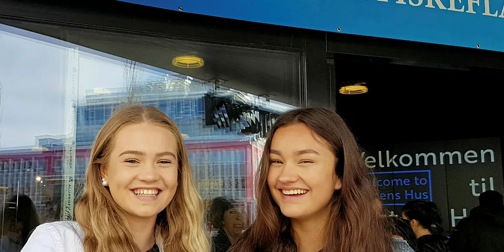 Lotta og Isabel var to av totalt 300 niendeklassinger som torsdag deltok på arrangementet Ungdom møter fiskeflåten i Tromsø. Her fikk ungdommene komme tett på sjømatnæringa.