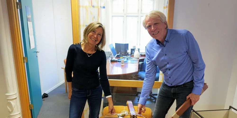 Manfred Janson og ektefelle Anne-Lise Vaardal-Lunde har pakket kontormøbler og er klare til å møte en ny tilværelse enn meglervirksomheten.Foto: Nils Torsvik
