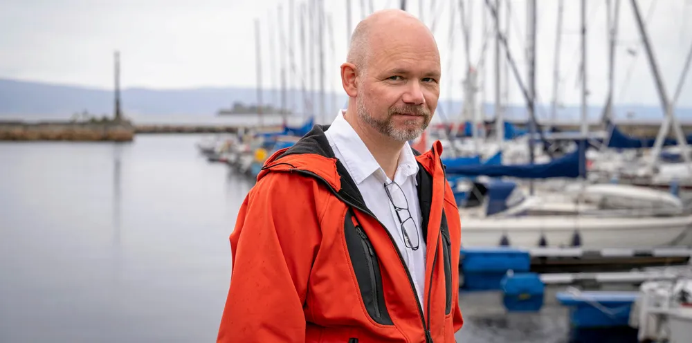 Fiskerne som ble fritatt fra satellittsporing etter Stortingets vedtak, er fortsatt pålagt å installere utstyr med iridium antenne – utstyr de altså ikke er pålagt å bruke, skriver Tom Vegar Kiil, leder i Kystfiskarlaget og Hanna Arctander, daglig leder i Kystfiskarlaget.