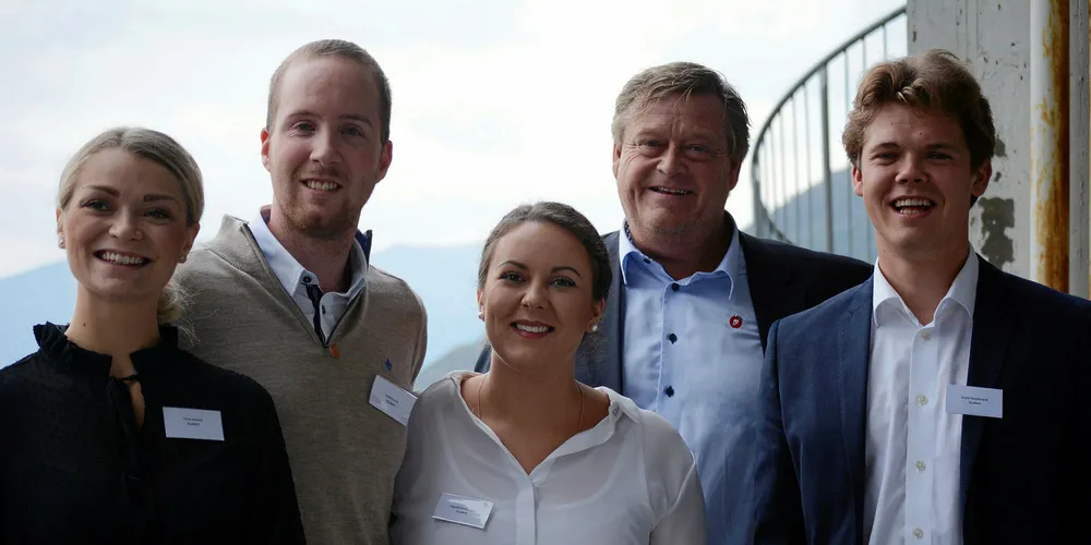 Fra venstre: Trine Hamre fra Vågsøy, (masterstudent i rettsvitenskap ved UiB), Fredrik Kvist fra Austevoll, (masterstudent ingeniør kommunikasjonsteknologi ved UiO), Ingvild Kindlihagen fra Tromsø, (masterstudent i økonomi og administrasjon ved NHH), fiskeriminister Harald T. Nesvik og Endre Nordstrand fra Bærum, (masterstudent i akvamedisin ved UiT).