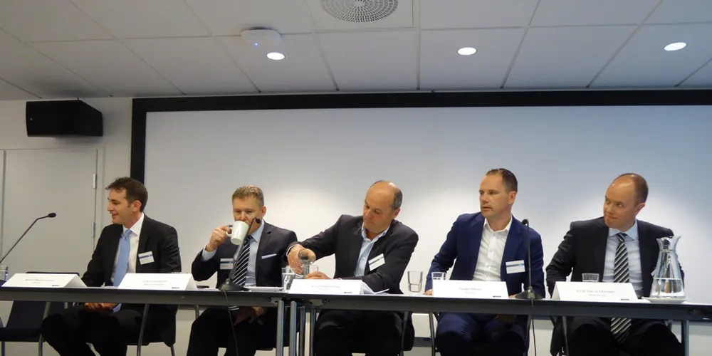 Fem menn med ansvar for flere titalls milliarder. F.v. Brent Baumbusch (finansdirektør Ewos), Ivan Vindheim (finansdirektør Marine Harvest), Tore Valderhaug (finansdirektør Pharmaq), Helge Moen (adm.dir. i Kverva Management) og Eirik Bøvre Monsen (finansdirektør i Akva Group).