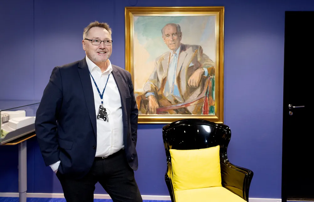 Kjetil Nilsen, konsernsjef i Olav Thon Gruppen, med et maleri av Olav Thon.